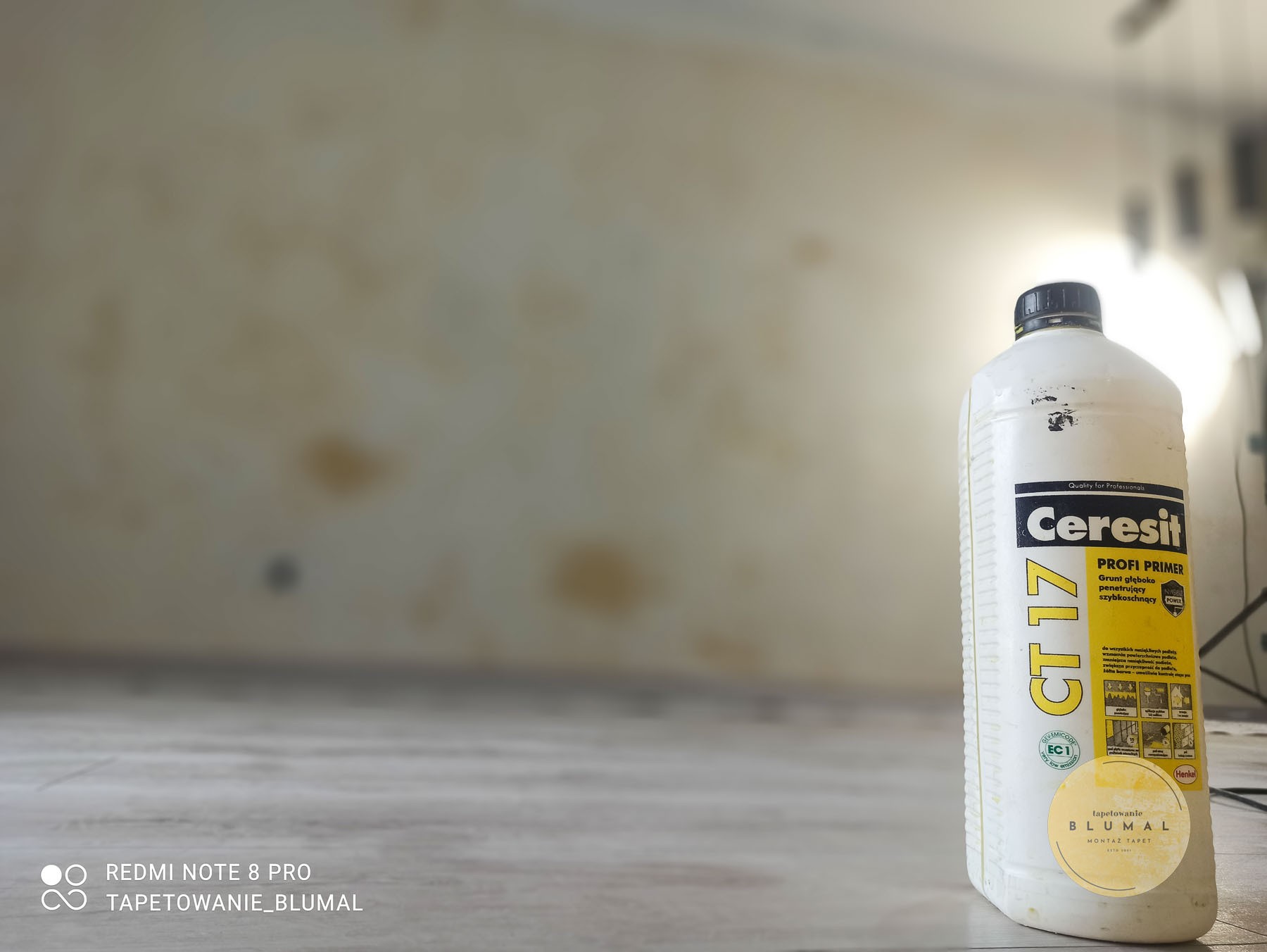 Gruntowanie ścian preparatem Ceresit CT 17 przed tapetowaniem